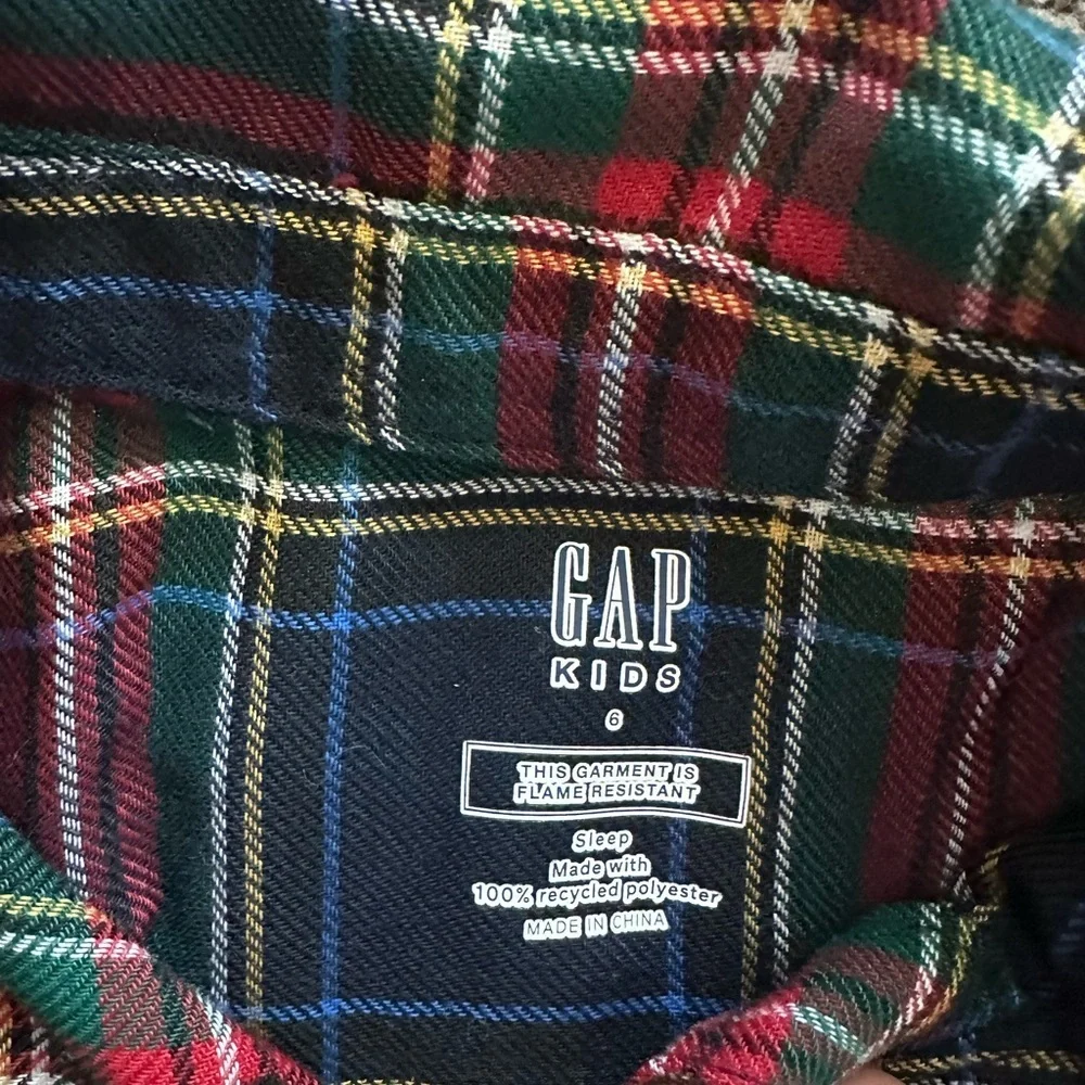 GAP Kids Navy and Red Plaid Sleep Shirt size 6